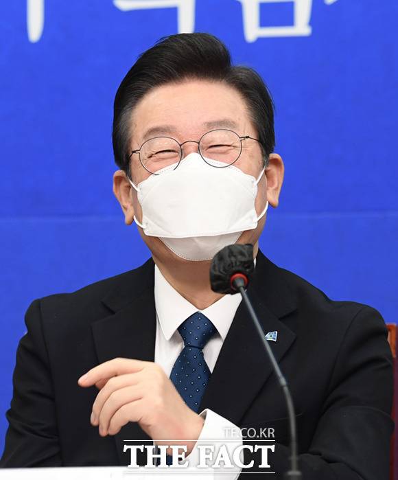 이재명 더불어민주당 대표가 23일 오전 서울 여의도 국회에서 열린 최고위원회의에서 서영교 최고위원의 '윤 대통령과 조 바이든 미국 대통령의 48초 환담' 관련 발언을 듣는 도중 웃음을 터뜨리고 있다. /국회=이새롬 기자