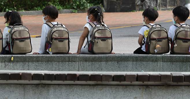 20일 서울 광진구 어린이대공원에 마스크를 쓴 어린이들이 앉아 있다. /연합뉴스