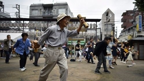 9월 19일 경로의 날을 맞아 단체 체조를 하고 있는 일본 노인들. [EPA=연합뉴스]