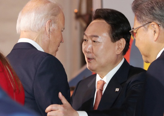 Holding onto Biden’s Arm: President Yoon Suk-yeol and U.S. President Joe Biden talk at the Global Fund Seventh Replenishment Conference in New York on September 21 (local time). New York / Yonhap News