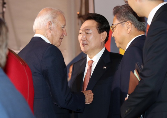 President Yoon Suk-yeol and U.S. President Joe Biden talk after the Global Fund Seventh Replenishment Conference in New York on September 21. Yonhap News.