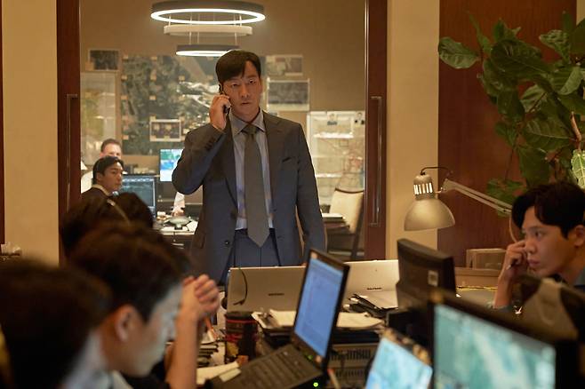 Park Hae-soo stars the NIS agent Choi Chang-ho in "Narco-Saints" (Netflix)