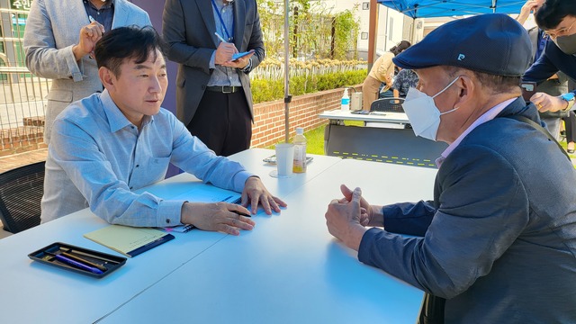김동근(왼쪽) 의정부시장이 23일 가능동 주민센터에 마련한 '현장 시장실'에서 시민과 대화를 나누고 있다. 박재구 기자