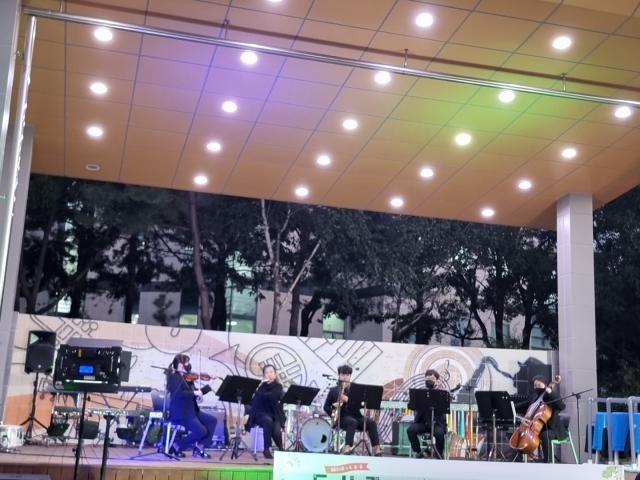 국민엔젤스앙상블 단원들이 23일 인천공항 인근 영마루공원에서 열린 도시락콘서트에서 라데츠키행진곡을 연주하고 있다. 인천=정창교