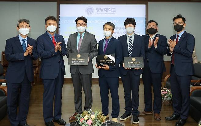 영남대학교 YU’RE Honors 2022년 올해의 우수연구교원으로 선정된 교수들. 사진은 왼쪽에서 두 번째부터 최외출 총장, 박주현, 박한우, 윤정현 교수 *재판매 및 DB 금지
