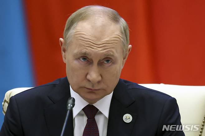 [사마르칸트=AP/뉴시스] 16일(현지시간) 우즈베키스탄 사마르칸트에서 열린 상하이협력기구(SCO) 정상 전체 회의에 참석한 블라디미르 푸틴 러시아 대통령의 모습. 2022.09.16