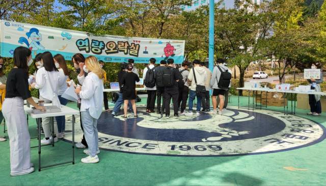 ▲21~22일 창원대 사림광장에서 열린 ‘학생교육서포터즈 5대 핵심역량 홍보행사’에 많은 대학생들이 참여하고 있다. ⓒ창원대학교 창의융합교육원 박지영 연구원