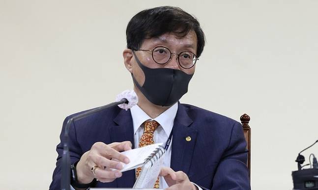 이창용 한국은행 총재가 22일 서울 중구 은행회관에서 열린 비상거시경제금융회의를 마친 뒤 취재진의 질문에 답하고 있다. 연합뉴스
