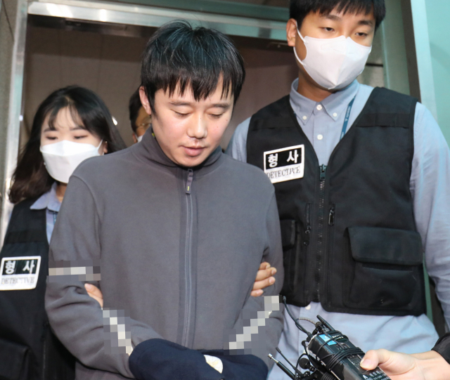 신당역 살해 피의자 전주환이 21일 남대문경찰서에서 검찰로 이송되고 있다. 연합뉴스