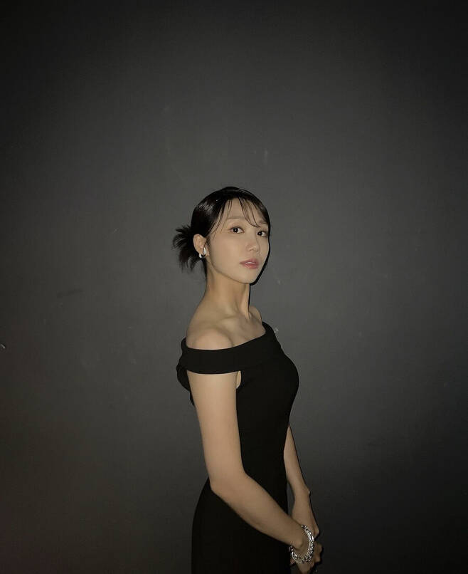 Singer and actor Jung Eun-ji showed off her elegant figure in a black dress.Jung Eun-ji posted four photos of her dress on her instagram on the 23rd with a hashtag called Seoul Drama Awards 2022.In the public photos, Jung Eun-ji smiled in a black dress and looked at a look of a dour face.The off-shoulder dress accentuated Jung Eun-jis pretty shoulder line and collarbone, with a veily sleek jawline that boasts a more watery beauty.Kim Nam-joo and Park Chan-long, who saw this, responded that they were Oh, pretty and too pretty.Jung Eun-ji was in charge of the 17th Seoul Drama Awards with Joo Sang-wook on the 22nd, and he continues his acting career through the TVN drama blind.