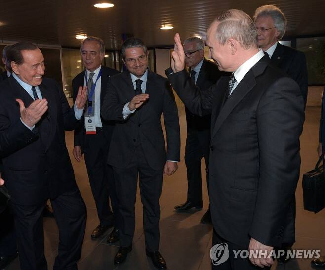 2019년 7월 푸틴 대통령(오른쪽)과 반갑게 인사하는 베를루스코니 전 총리 [EPA=연합뉴스 자료사진. 재판매 및 DB 금지]