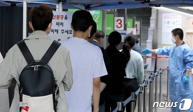 지난 22일 오전 서울 용산구보건소 신종 코로나바이러스 감염증(코로나19) 선별진료소를 찾은 시민들이 검사를 받기 위해 줄을 서고 있다. 2022.9.22/뉴스1 ⓒ News1 장수영 기자