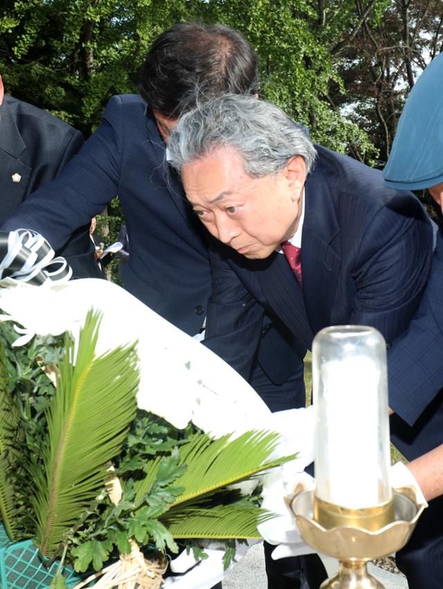 하토야마 유키오 전 일본 총리가 24일 전북 정읍시 태인 3·1운동 기념탑을 찾아 헌화를 하고 있다. 정읍=뉴스1