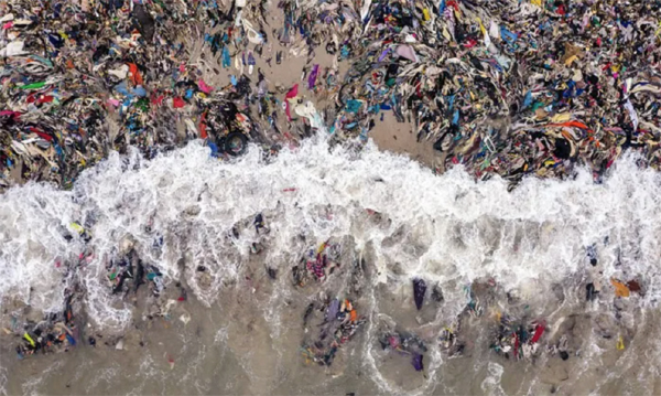 무수한 옷 더미로 뒤덮힌 가나 수도 아크라의 한 해변가 모습 [사진 출처 = The new york daily paper]