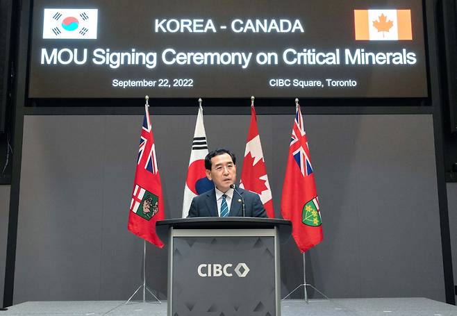 이창양 산업통상자원부 장관(가운데)이 22일(현지시간) 캐나다 토론토 CIBC 스퀘어에서 열린 '한국-캐나다 간 핵심 광물 협력 업무협약(MOU) 체결식'에 참석해 축사하고 있다. [연합]