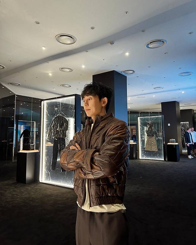 Photos posted on social media by producer Code Kunst (Cocoon) are gathering attention.On the 23rd, Cocoon posted a picture on his instagram with an article entitled Pop-up Store that has been sleeping and refreshing.In the open photo, Cocoon poses with a look that seems to be drowsy.However, the netizens who emphasized that they were confidently sleeping and sleeping, said, I have come out as if you should sleep more, I have woken up with my brother, so now I will go back to sleep and go to sleep, Oh... I do not have enough sleep.On the other hand, Code Kunst, who was born in 1989 and is 33 years old, debuted in 2013 and is currently active in I live alone.Photo: Kodkunst Instagram