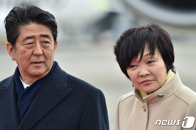 아베 신조 전 일본 총리와 그의 아내인 아베 아키에. 2017.02.28/뉴스1 ⓒ AFP=뉴스1 ⓒ News1 김민수 기자