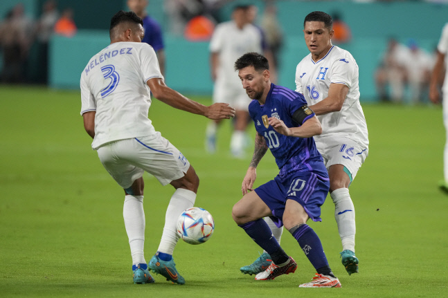 아르헨티나 축구스타 리오넬 메시가 지난 24일 미국 플로리다주 마이애미에서 열린 온두라스와 친선전에서 드리블하고 있다. 마이애미(미 플로리다주) | AFP연합뉴스