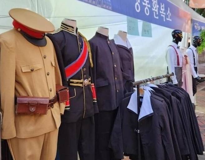 서울시 정동야행 행사에서 일왕과 일본 헌병 의상 등이 전시된 모습. 온라인 커뮤니티 캡처
