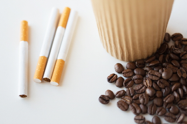 믹스 커피의 단맛은 담배의 쓴맛을 없애고, 니코틴의 뇌세포 흥분 작용을 강화한다./사진=게티이미지뱅크