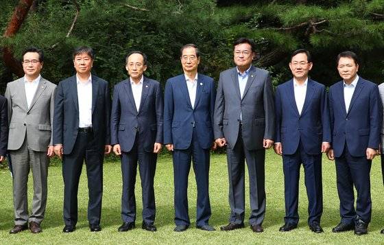 김대기 대통령 비서실장은 25일 서울 종로구 총리공관에서 열린 제4차 고위당정협의회에서 "가짜뉴스는 국민을 분열시키고 정부 신뢰도를 떨어뜨려서 가뜩이나 어려운 민생을 더 힘들게 한다"고 발언했다. 사진은 이날 당정협의회에 참석한 한덕수 국무총리와 국민의힘 정진석 비상대책위원장 등이 기념촬영을 하는 모습. 국회사진기자단