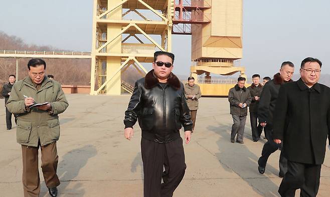 지난 3월 10일 북한 김정은 국무위원장이 대륙간탄도미사일(ICBM)로 전용 가능한 장거리 로켓을 발사할 수 있는 서해위성발사장을 현지지도하고 있다. 노동신문·뉴스1