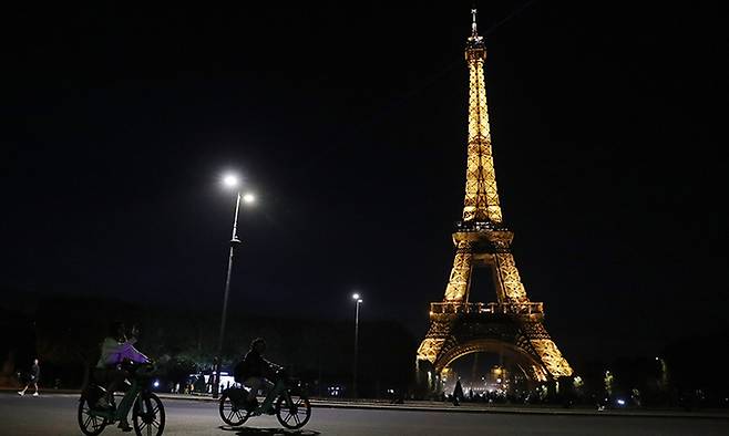 프랑스 상징 파리 에펠탑이 조기 소등을 하루 앞둔 22일(현지시간) 황금색 조명을 밝히고 있다. 파리=신화연합뉴스