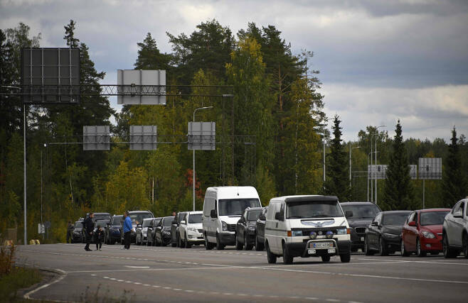 22일(현지시간) 핀란드의 발리마로 향하는 러시아 국경 검문소에서 러시아 차량들이 줄을 서서 기다리고 있다. / 사진=AFP 연합뉴스
