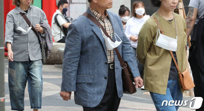 실외 마스크 착용 의무 전면 해제를 하루 앞둔 25일 서울 명동거리에서 마스크를 벗은 시민들이 이동하고 있다. 2022.9.25/뉴스1 ⓒ News1 이성철 기자