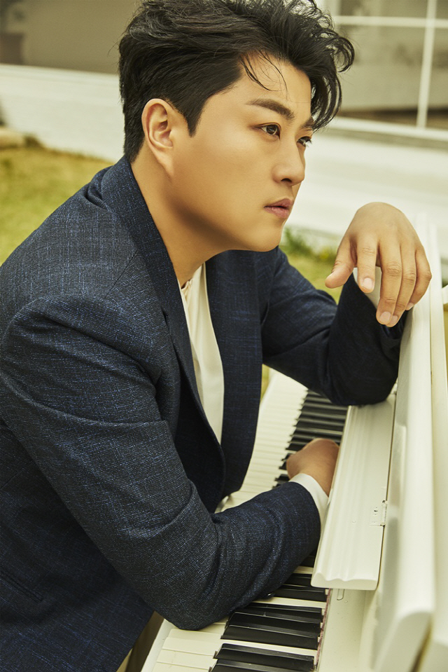 Singer Kim Ho-joong will release a new song.Kim Ho-joong will release a new song My Voice through various online music sites at 6 pm on October 2.My Voice is a pop ballad song that expresses my heart with the deep voice of Kim Ho-joong. It leads the atmosphere of the song with string performance and acoustic guitar performance starting with classical feeling.Kim Ho-joong meant to repay his voice, the best gift, for fans who waited unwaveringly during military service.In addition, composer Park Jung-wook, Kim Jun-il, Hwang Jung-ki and Park Gu-yoon, who made Kim Ho-joongs hit song Lived, gathered together to complete the song for Kim Ho-joong only.Kim Ho-joong planned to release My Voice on June 10, the day of Call Off, but it was postponed due to internal circumstances.Kim Ho-joong is a gift-like song that conveys to his fans with his heartfelt voice, so it is expected to be a meaningful gift to fans and the public who will have waited longer than anyone else.In particular, Kim Ho-joong has announced that he will premiere his new song My Voice at the Seoul Songpa District Olympic Gymnastics Stadium (Kasepo Dome) on the 30th at the national tour concert 2022 Kim Ho-joong Concert Tour [Aristra] (hereinafter referred to as Aristra) Seoul performance.Kim Ho-joong proved his value through SBS solo show Kim Ho-joongs Hangawi Fantasia, followed by a new song release and a nationwide tour concert.