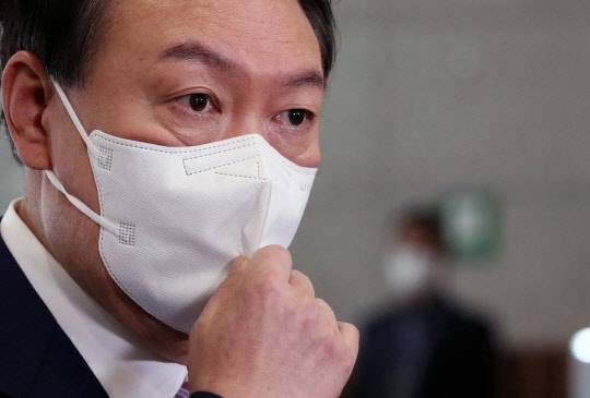 윤석열 대통령이 지난 16일 서울 용산 대통령실 청사로 출근, 취재진의 질문에 답하고 있다. 대통령실통신사진기자단=연합뉴스