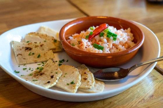 쉬림프 켈라구엔. 잘게 썬 새우에 라임즙과 레몬즙, 코코넛 등을 버무려 만든 괌 전통 요리다. 보통 토르티야나 밥에 얹혀 먹는다.