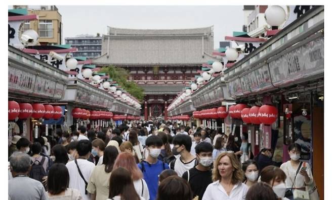 일본 도쿄 아사쿠사가 인파로 붐비는 모습.  연합뉴스
