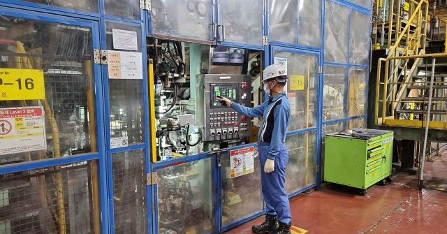포스코 포항제철소에서 지난 20일 1냉연공장 직원이 설비 및 안전을 점검하고 있다. 포스코 제공