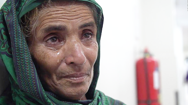 콜레라로 5살 손녀를 떠나보낸 할머니 마이 사바기(사진)는 시신을 옮기는 데 필요한 1000파키스탄 루피(약 5700원)가 없어 장례도 제대로 치르지 못했다며 안타까움을 감추지 못했다