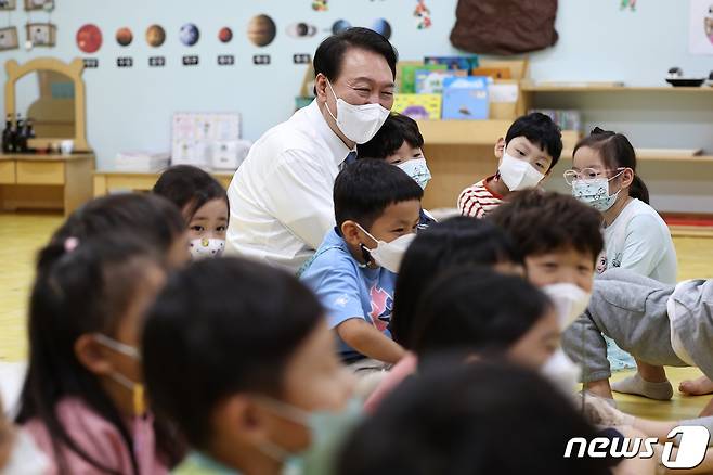 윤석열 대통령이 27일 세종시 아이누리 어린이집을 찾아 보육 프로그램인 이야기 할머니 수업을 참관하고 있다. (대통령실 제공) 2022.9.27/뉴스1 ⓒ News1 안은나 기자