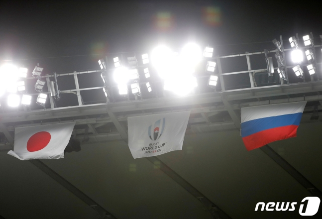 일본 국기 일장기(왼쪽)과 러시아연방 국기가 펄럭이고 있다. 2019.09.19 ⓒ 로이터=뉴스1