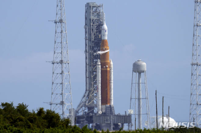 [플로리다(미국)=AP/뉴시스]=3일(현지시간)미 플로리다주 케이프커내버럴 케네디우주센터에서 발사 준비 중이던 우주발사체 '스페이스 론치 시스템(SLS)' 로켓의 모습. 2022.09.03.