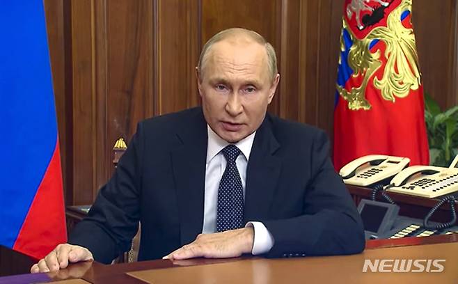 [모스크바=AP/뉴시스] 블라디미르 푸틴 러시아 대통령이 21일(현지시간) 모스크바에서 대국민 연설을 통해 부분 동원령을 발표하고 있다. 푸틴 대통령은 러시아의 주권과 영토를 보전하고, 국민의 안전을 보장하기 위해 부분 동원령을 채택했다고 밝혔다. 2022.09.21.