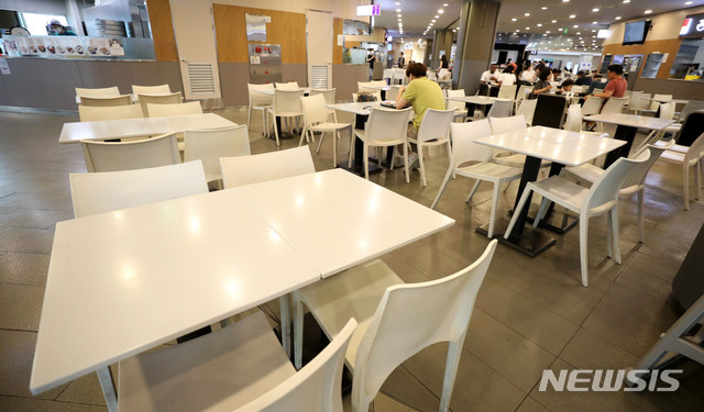 [서울=뉴시스] 서울 시내의 한 식당가에서 시민들이 식사를 하고 있다. (사진=뉴시스 DB). photo@newsis.com