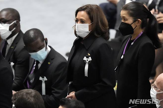 [도쿄=AP/뉴시스] 27일 카멀라 해리스 미국 부통령이 일본 도쿄에서 열린 아베 신조 전 총리의 국장에 도착하고 있다. 2022.09.27.