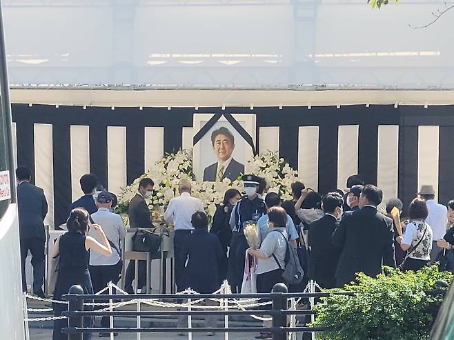 아베 전 총리 국장  - 아베 신조 전 일본 총리 국장이 27일 도쿄 지요다구 일본 무도관에서 거행된 가운데 근처에 마련된 일반인 헌화대에서 일본 시민들이 헌화를 하고 있다.도쿄 김진아 특파원