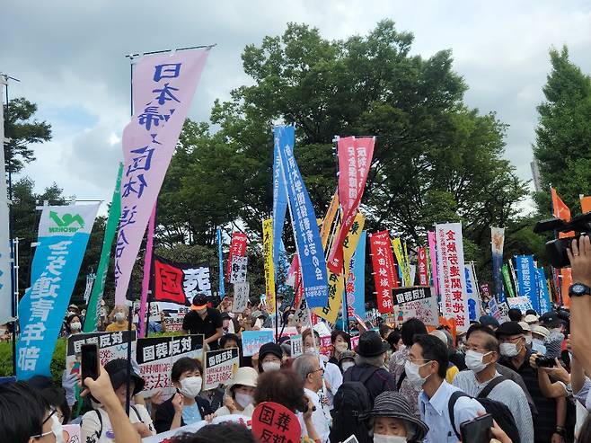 아베 전 총리 국장 반대 시위  - 아베 신조 전 일본 총리 국장이 27일 거행된 가운데 일본 국회의사당 앞에서 국장 반대 시위가 열리고 있다.도쿄 김진아 특파원