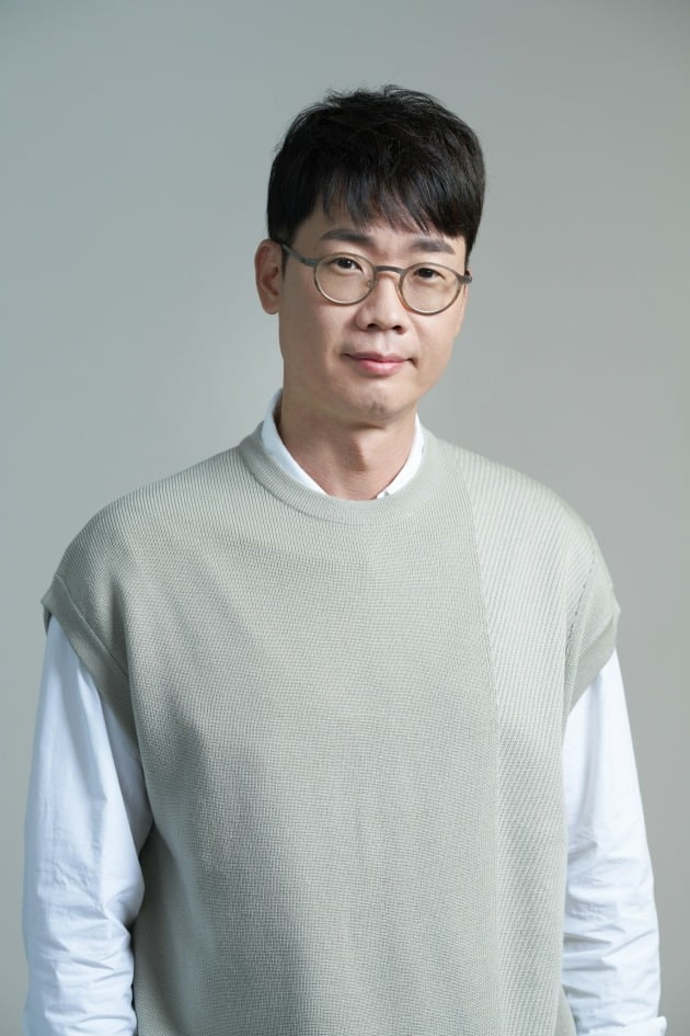 Disney + Entertainment The Zone: Live to Hang in (hereinafter referred to as The Zone) PD Cho Hyo-jin revealed why he invited You Hee-yeol, who was controversial about the plagiarism controversy.Through the video interview conducted on the 28th.The Zone is a real variety that depicts the survival period of the three representative human beings in eight future disaster simulation zones that threaten humanity. It is a new concept entertainment that YG Entertainment production team shows Running Man, Baro You, Family Out, Baro You.As a member, Yoo Jae-Suk and Lee Kwang-soo, who showed off the fantastic Tikitaka Chemi in Running Man, met again and added a new combination called Girls Generation Yuri.In The John, You Hee-yeol played the narrator who delivered the explanation and message of the rules to the members in the disassembled octagonal tablet with AI U.But You Hee-yeol has recently been embroiled in a plagiarism controversy and is on the verge of leaving the entertainment industry, which has been around for 28 years.It was claimed that You Hee-yeols song Very Private Night in June copied Ryuichi Sakamotos Aqua.You Hee-yeol immediately apologized for Ryuichi, but the controversy grew even more because of the plagiarism allegations such as Pliss Don Go My Girl, Hello My Love and Happy Bus Day to You.As a result, KBS2 You Hee-yeols sketchbook, a music program that You Hee-yeol had been conducting for 13 years, ended at the end of 600 times.Cho Hyo-jin PD said, I have appeared with my voice. The Zone YG Entertainment did last year and took it earlier this year.At that time, You Hee-yeol was a representative of Yoo Jae-Suks agency and I knew that the relationship was good.I thought it would be fun for the two people to be chatting. When asked about Season 2, Joe PD said, I do not think I can explain the follow-up season at present. I would like you to take the position of the production company.Season 1 Im good, so I can think of other development directions. 