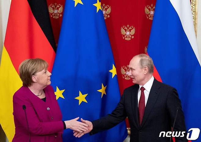 블라디미르 푸틴 러시아 대통령(오른쪽)과 앙겔라 메르켈 전 독일 총리가 2020년 1월 11일(현지시간) 모스크바 크렘린궁에서 회담을 마친 뒤 공동기자회견 말미에 악수하고 있다. ⓒ AFP=뉴스1 ⓒ News1 김지현 기자