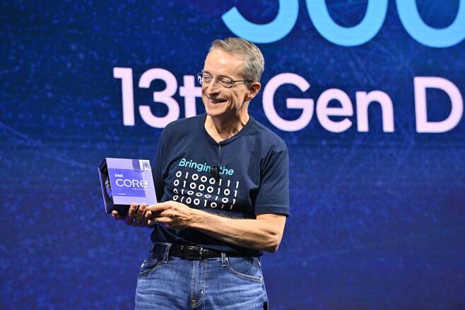 팻 겔싱어 인텔 CEO가 27일(현지시각) 인텔 이노베이션 2022 행사에서 CPU 신제품을 소개하고 있다. /인텔