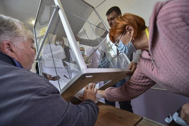 23일(현지 시각)부터 닷새간 우크라이나 남부 자포리자주에서 러시아 영토 편입을 위한 주민투표가 실시된 가운데, 27일 러시아 측 선거관리위원회 위원들이 개표를 진행하고 있다. /EPA 연합뉴스
