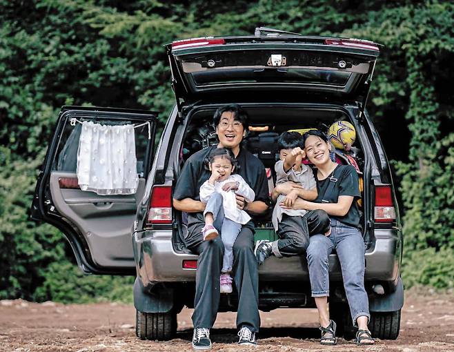 최우수상을 받은 조용하씨 가족 작품 ‘캠핑 가족’. 캠핑을 즐기는 네 식구가 자동차 트렁크에 앉아 포즈를 취했다.