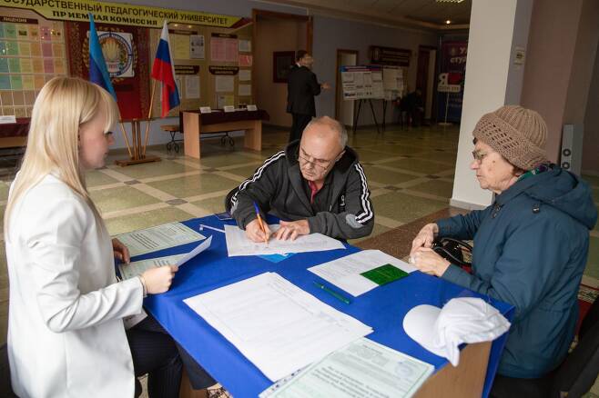 러시아가 점령한 우크라이나 루한스크주 한 지역에 마련된 러시아 합병투표 찬반 투표소를 찾은 주민들. /연합뉴스