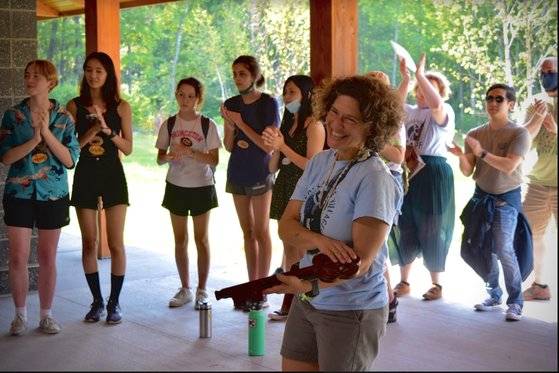 다프나 주르 교수가 지난해 '숲속의 호수'에서 프로그램을 시작하면서 ″이제 한국어 마을 문을 연다″는 뜻으로 커다란 열쇠를 들고 있다. 다프나 주르 교수